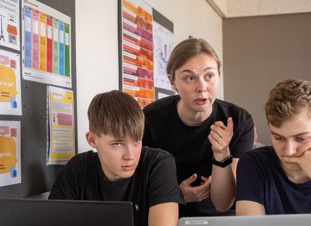 Lærer og elever til undervisning på Hestlund Efterskole