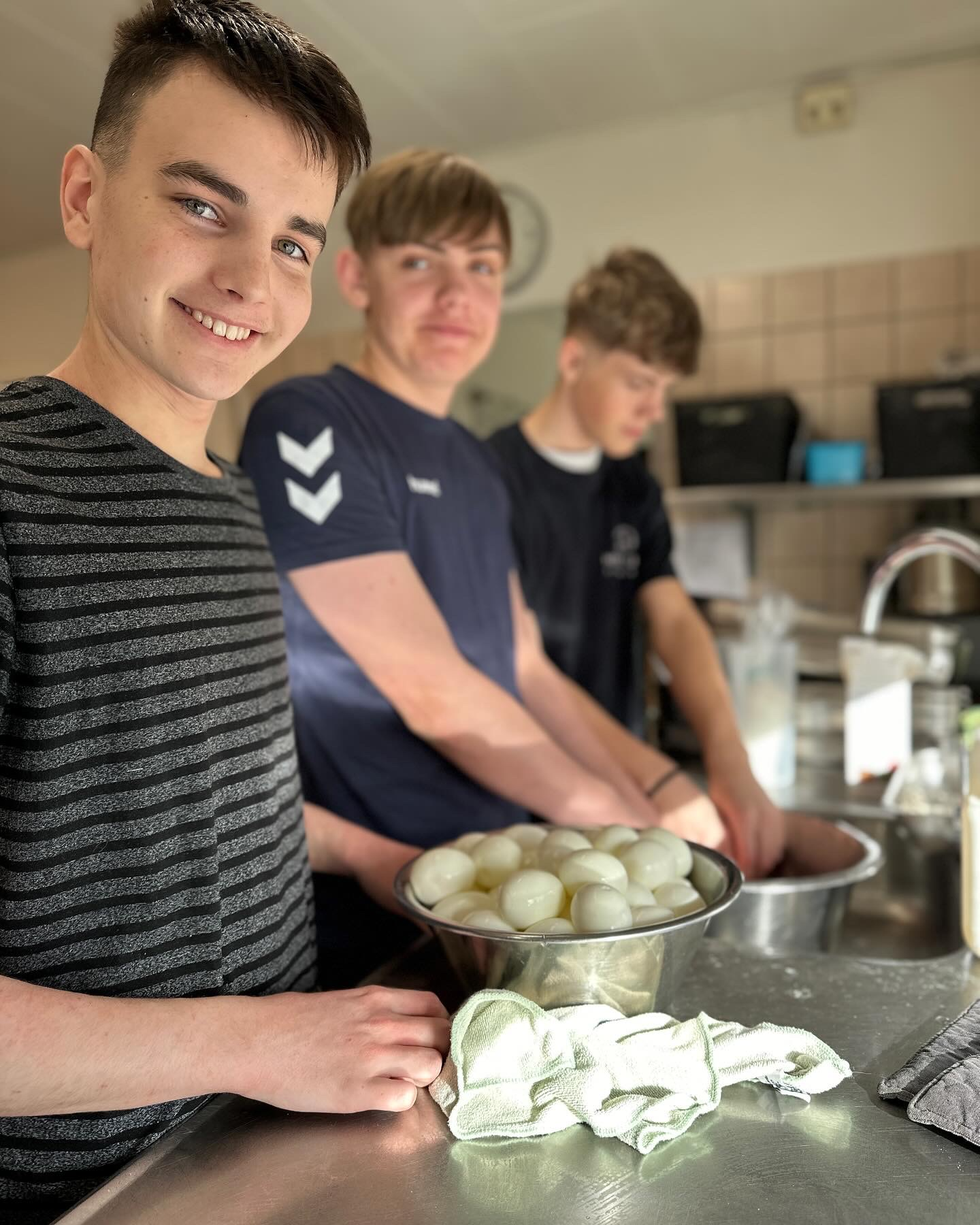 Elev i køkkenet på Hestlund Efterskole
