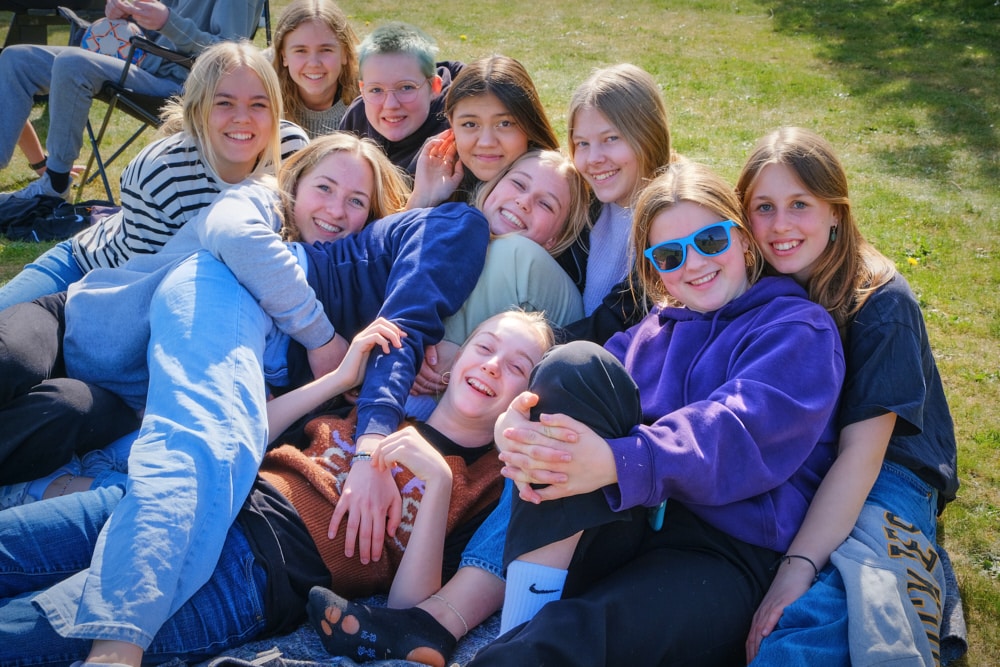 Piger hygger sig i solen på Hestlund Efterskole