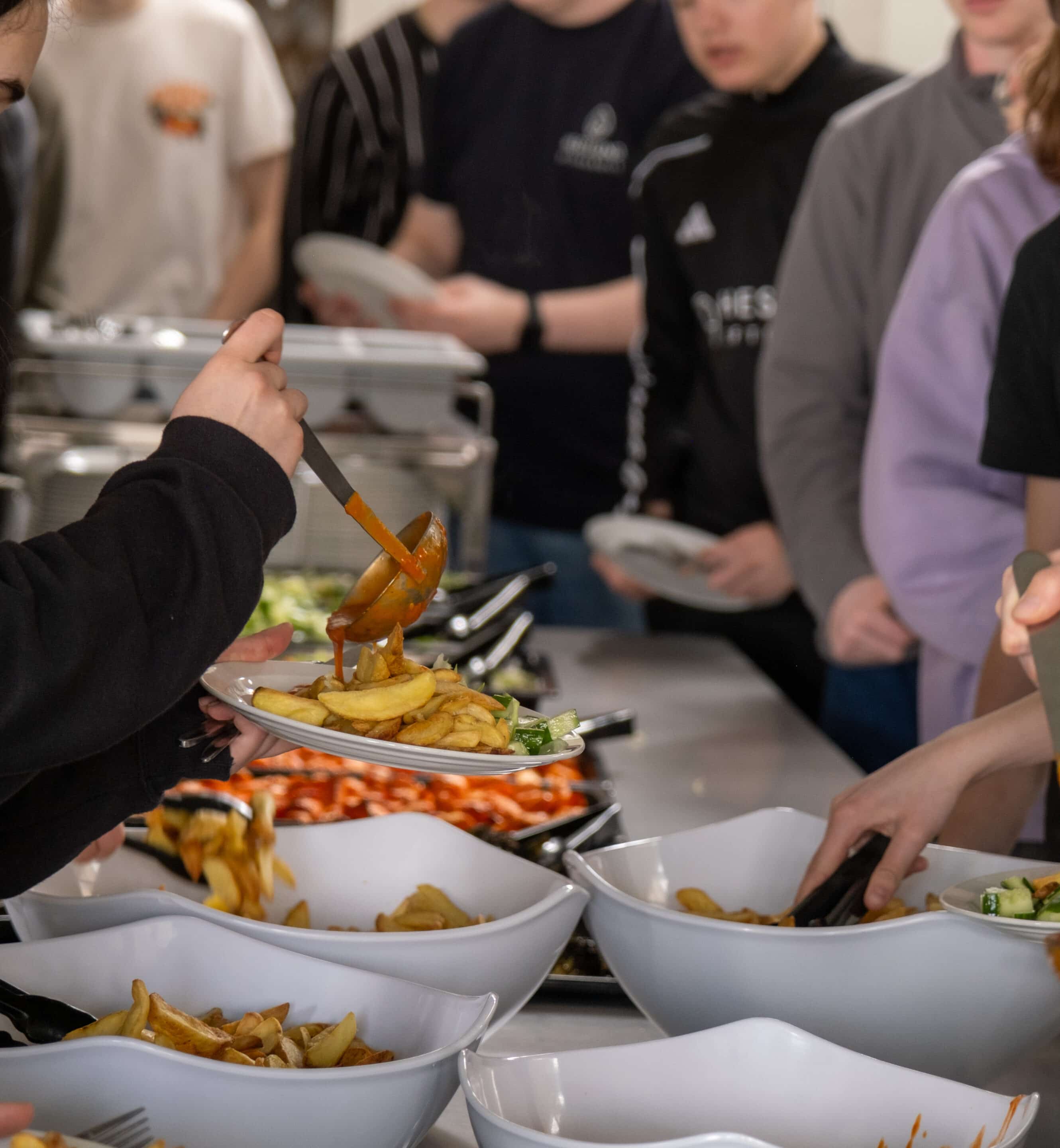 Elever fra Hestlund Efterskole tager mad fra den sunde og varierede frokostbuffet