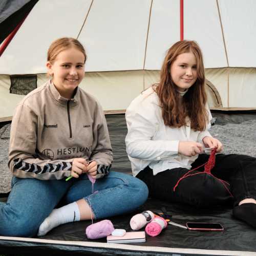 To piger strikker i et Telt på Hestlund Efterskole