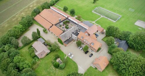 Hestlund Efterskole ser fra oven