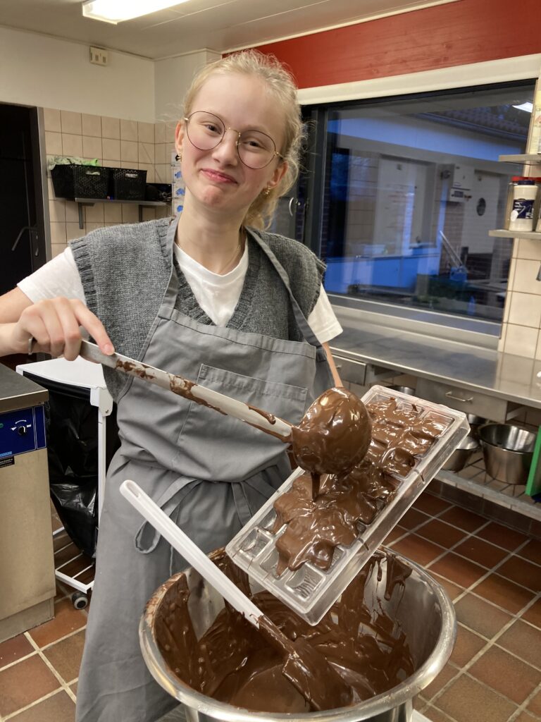 Pige laver chokolade på Hestlund Efterskole