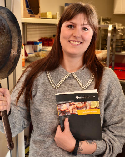 Jannie kokkenmedhjaelper på Hestlund Efterskole