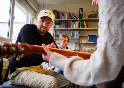 Torben underviser i Guitar på Hestlund Efterskole