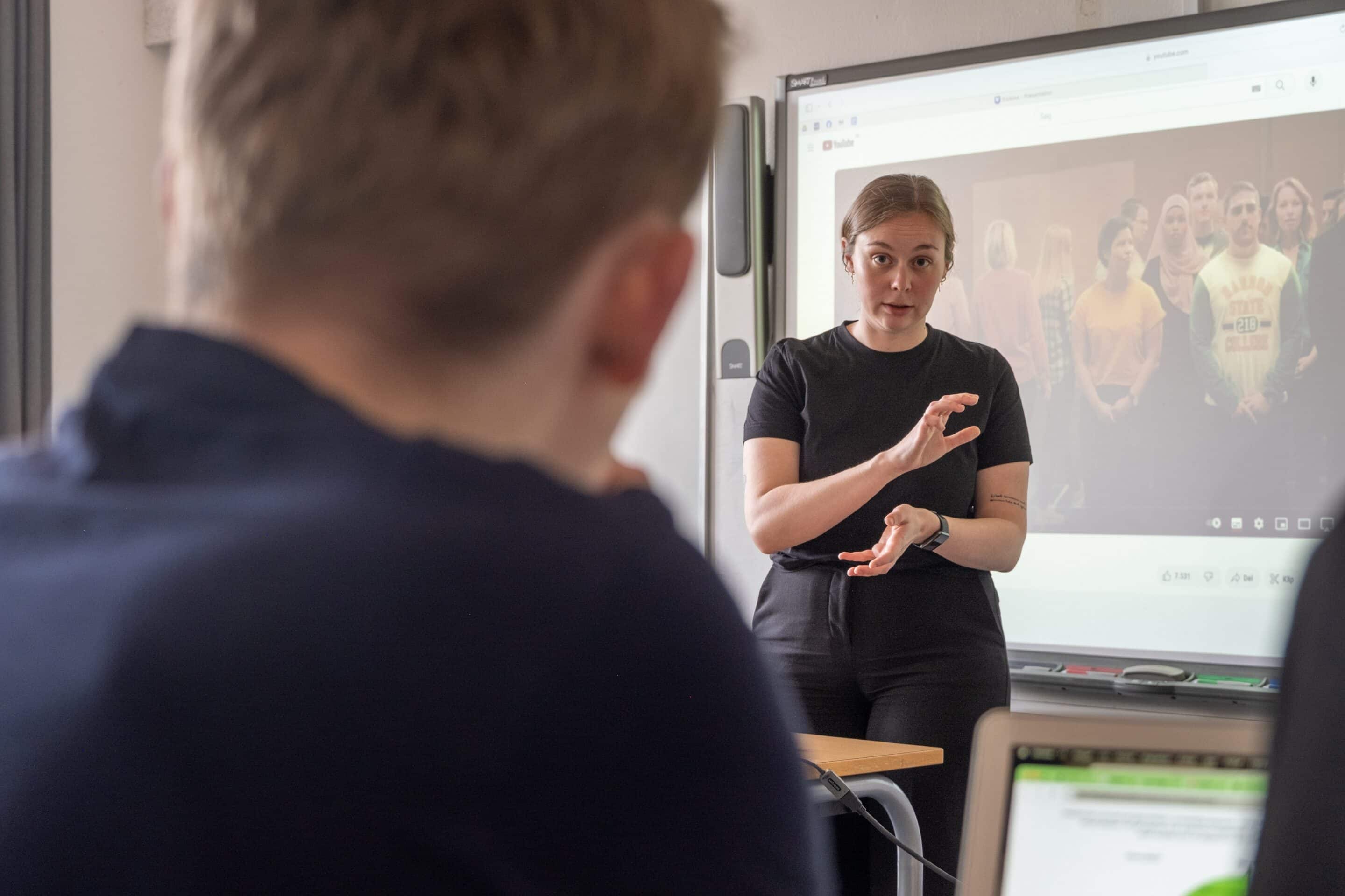 Lærer underviser på Hestlund Efterskole