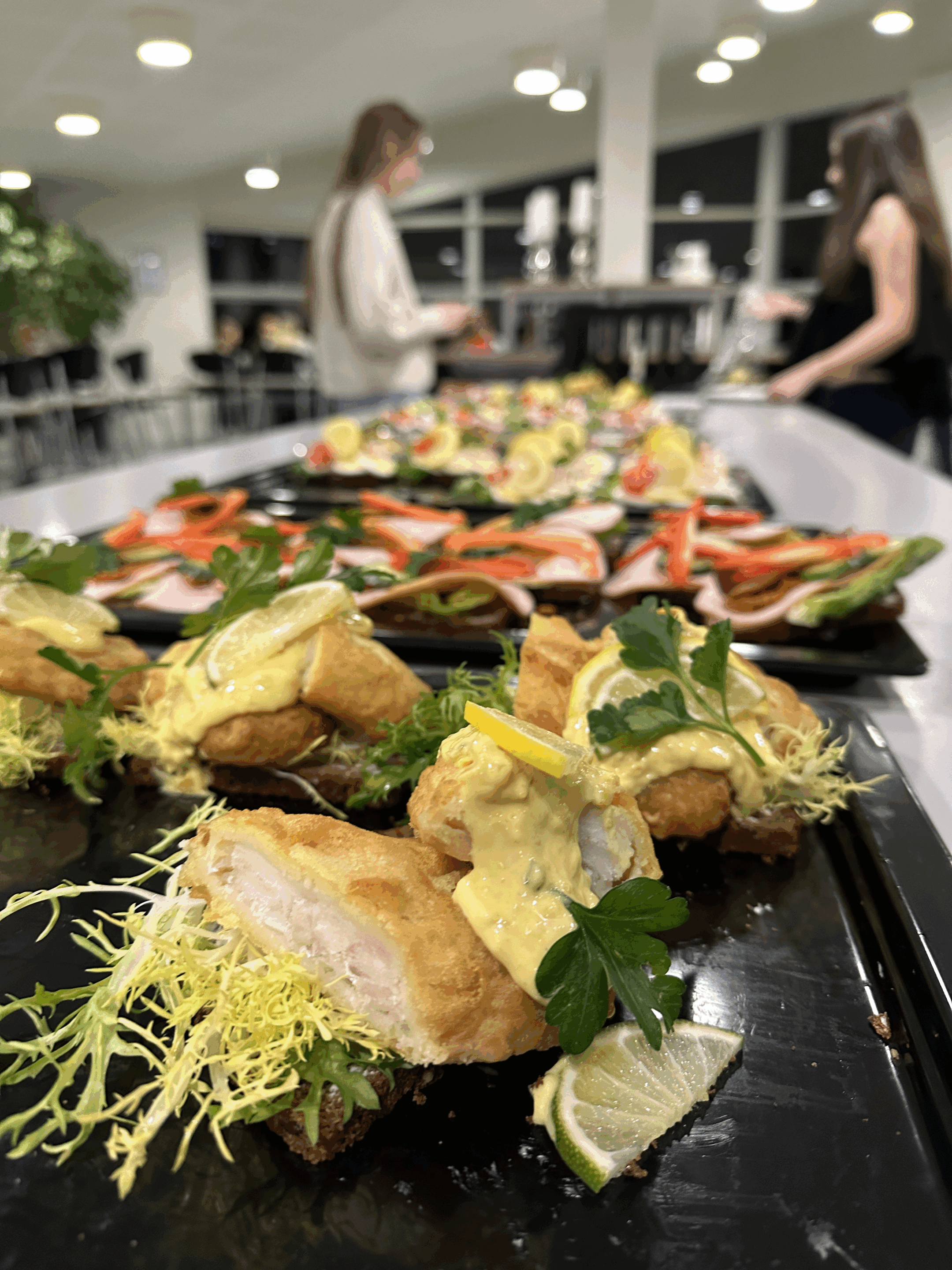 Elever fra Hestlund Efterskole tager mad fra den sunde og varierede frokostbuffet