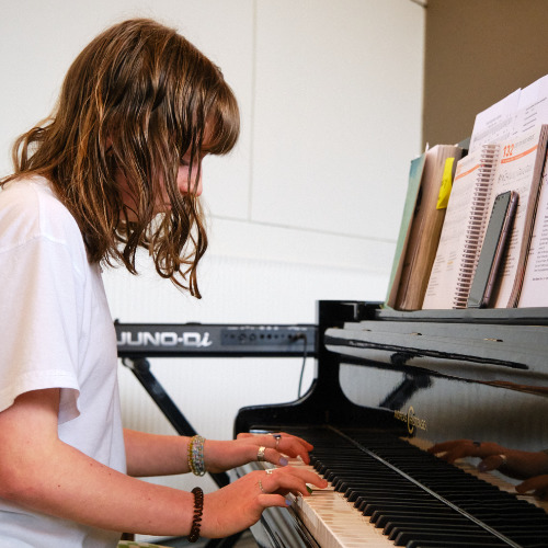 Elev spiller klaver på Hestlund Efterskole