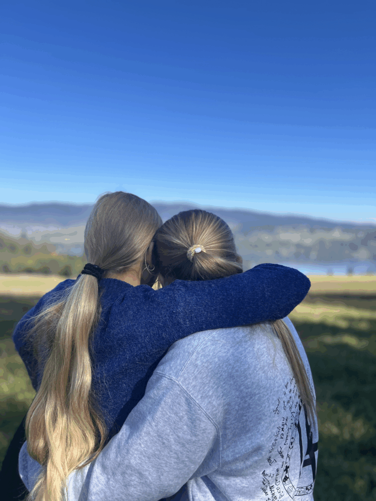 To elever på Hestlund Efterskole holder om hinanden
